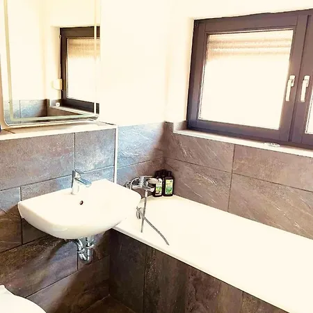 Wohlfuhloase - Ganzes Haus Mit 2 Schlafzimmern Apartment *